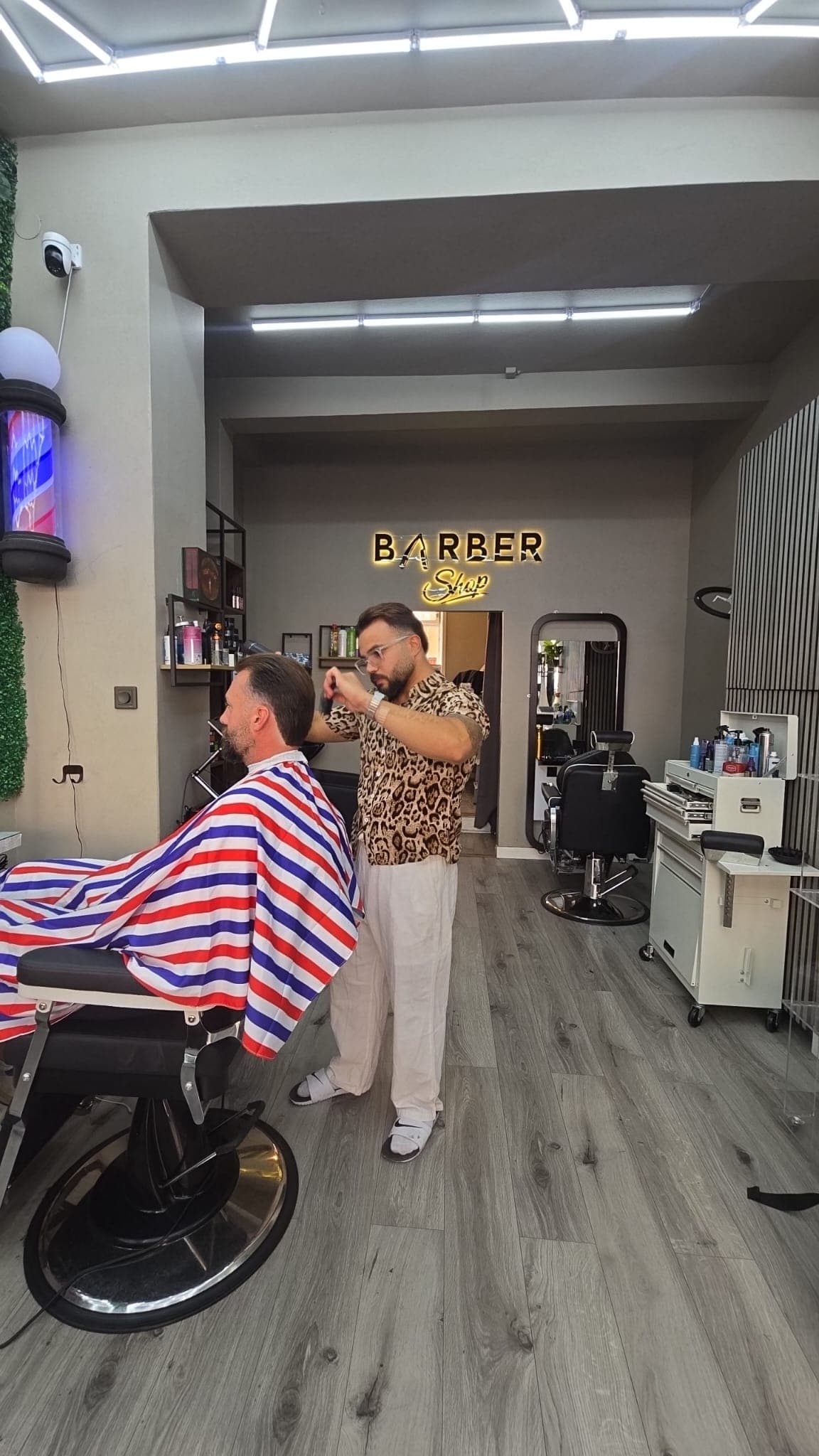 Barberare klipper en kund i salongen hos Perfecto Barbershop på Sankt Eriksgatan 48B